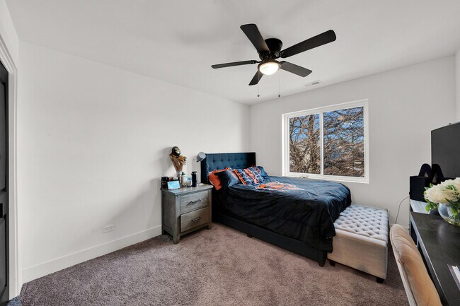 Building Photo - 1522 N Leamington Ave