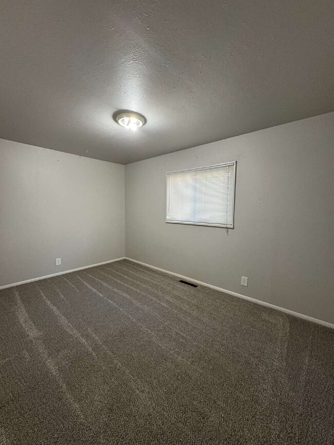Building Photo - 2 bedroom duplex - Illinois