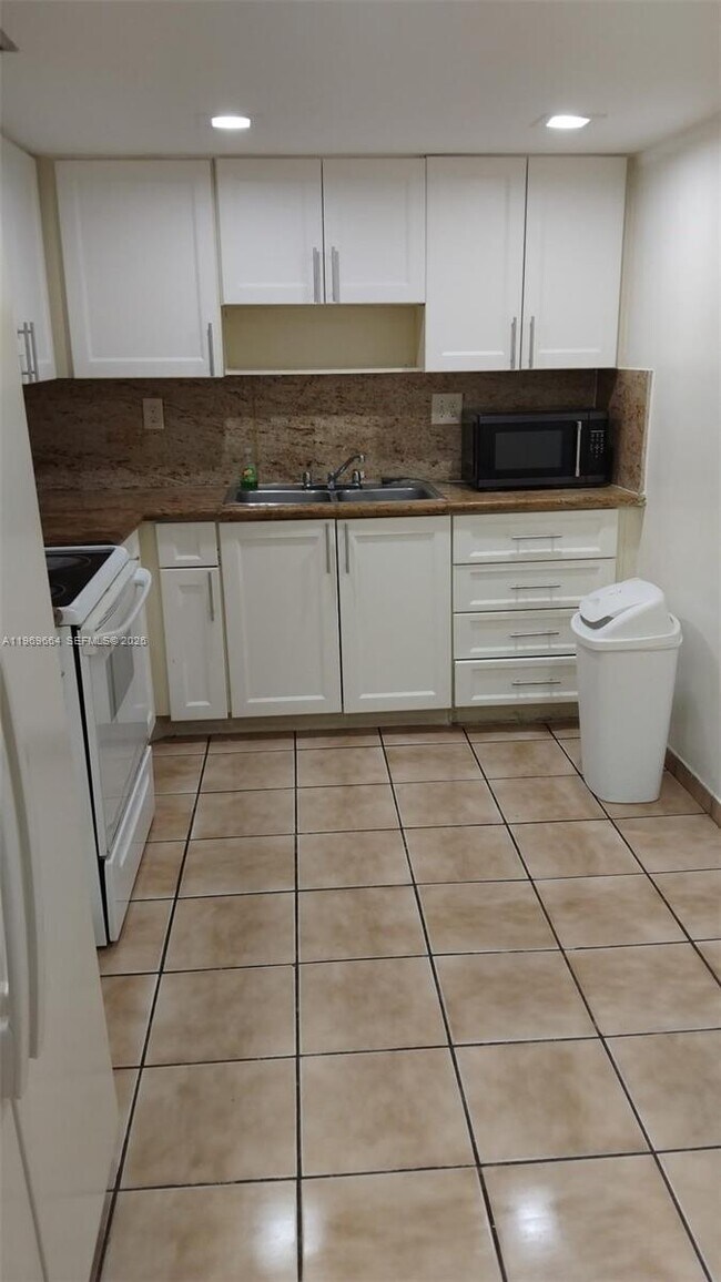 Building Photo - 10090 NW 80th Ct