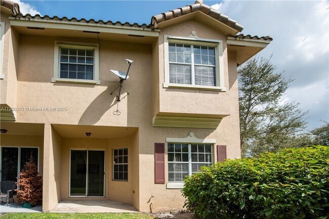 Building Photo - 3371 Lakeside Dr