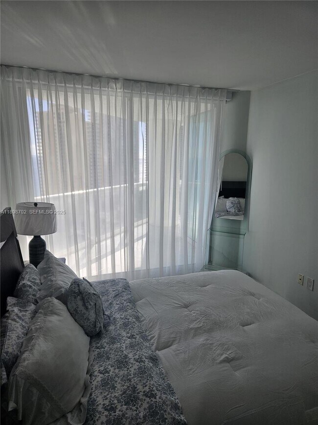 Building Photo - 16400 Collins Ave