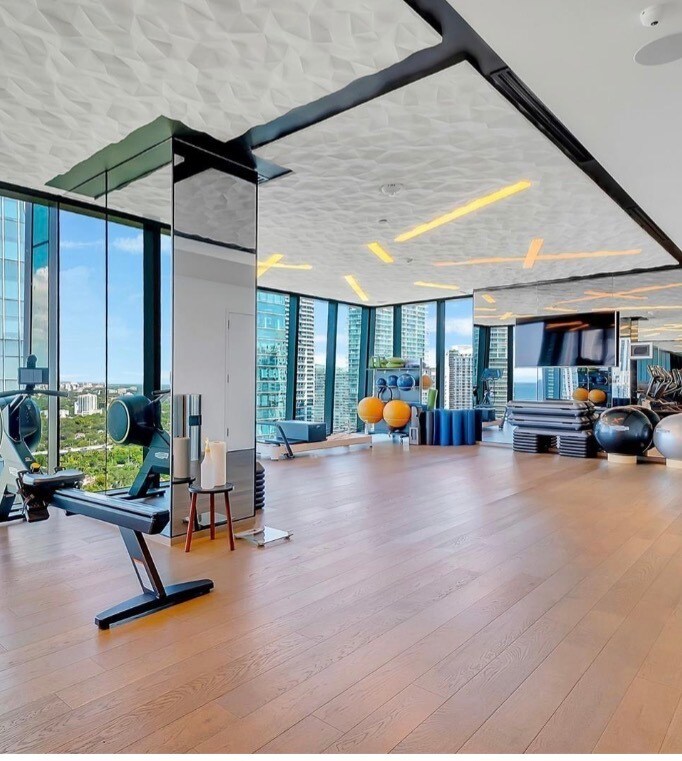 Building Photo - 1300 Brickell Bay Dr