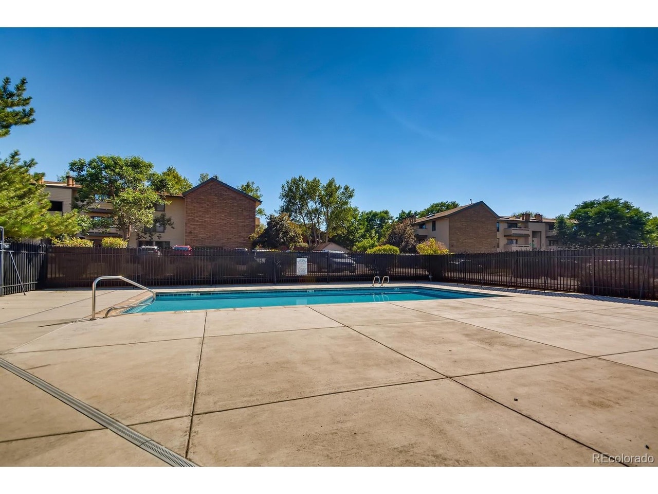 Building Photo - 370 Zang St