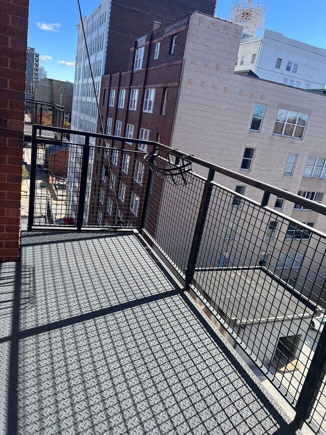 Building Photo - Large 1 Bedroom Loft with Balcony Available in Downtown St. Louis!