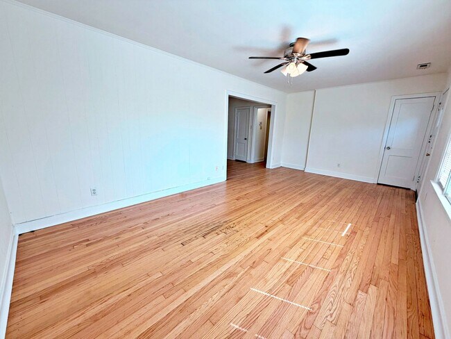 Building Photo - Rancher with Large Back Yard!