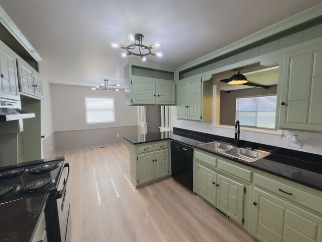 Building Photo - Updated 3-Bedroom, 2-Bathroom Duplex with a Spacious Fenced Backyard!