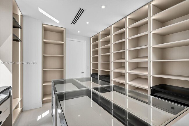 Building Photo - 620 Solar Isle Dr