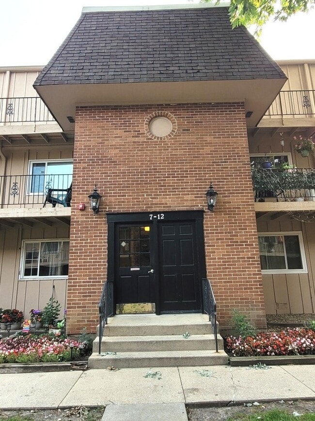 Building Photo - 2402 Algonquin Rd