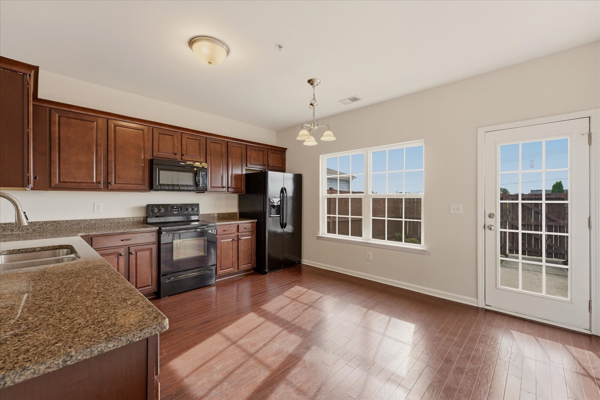 Building Photo - 2050 Hemlock Dr