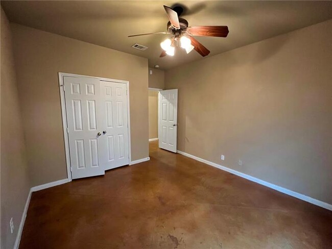 Building Photo - 208 Garden Dr