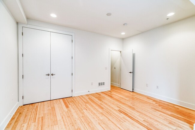 Building Photo - Northern Liberties Townhome with Parking!