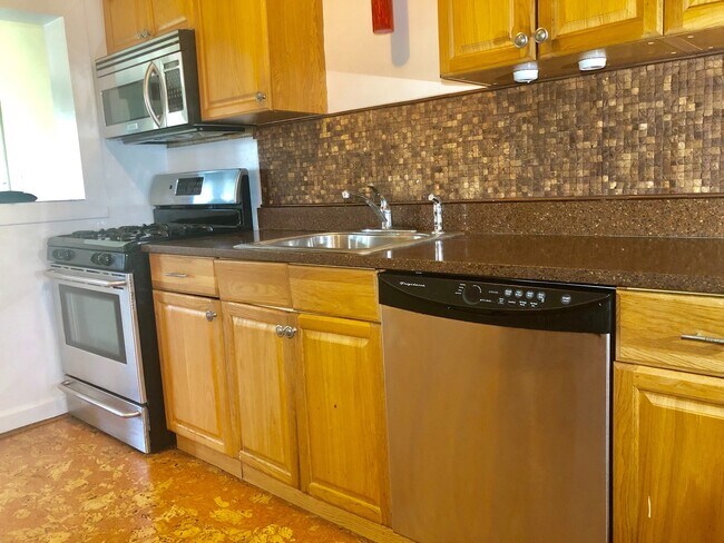 Building Photo - Charming 3 Bedroom/2 Bathroom Duplex in West Hills, MD!