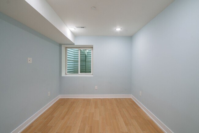 Building Photo - 1220 LeCount St