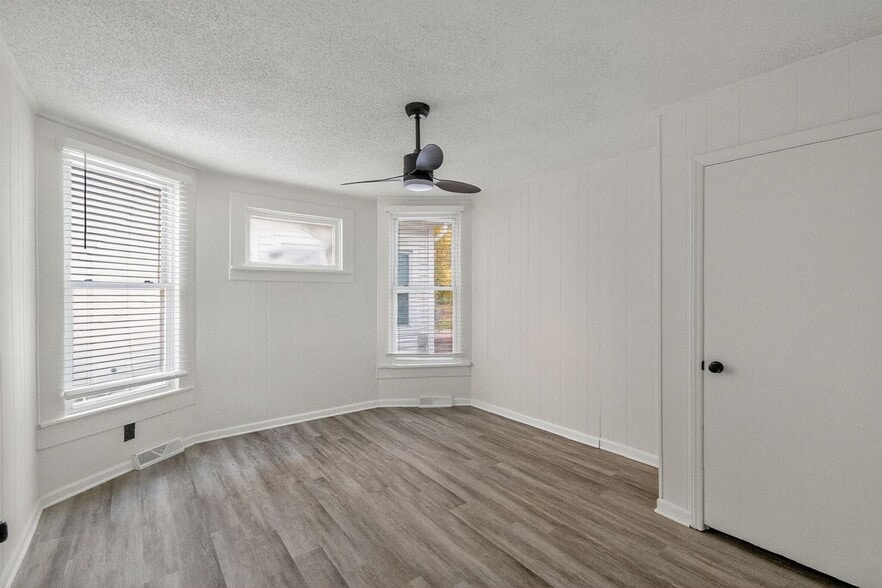 Building Photo - 323 S Columbia St