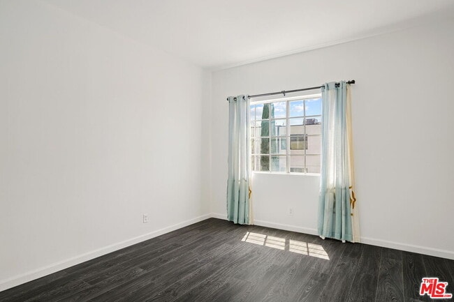 Building Photo - 850 N Poinsettia Pl