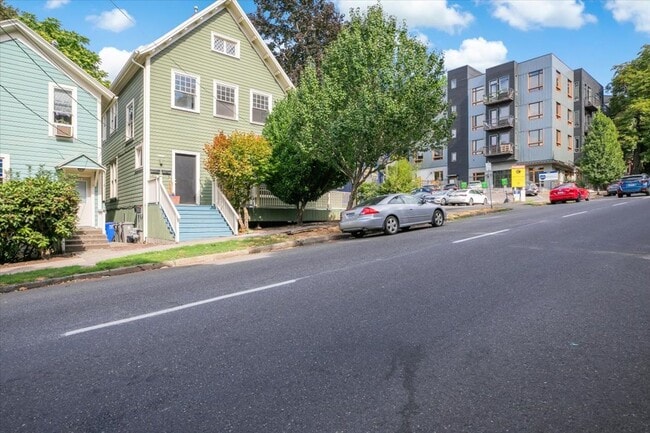 Building Photo - Beautiful 3 Bedroom Duplex Located in Goose Hollow!