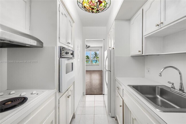 Building Photo - 4925 Collins Ave
