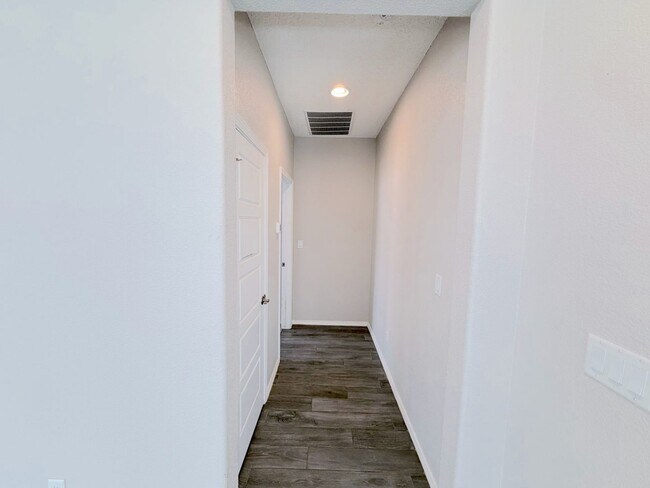 Building Photo - Modern 3 Bedroom Los Lunas Home with Refrigerated Air. Near I-25!