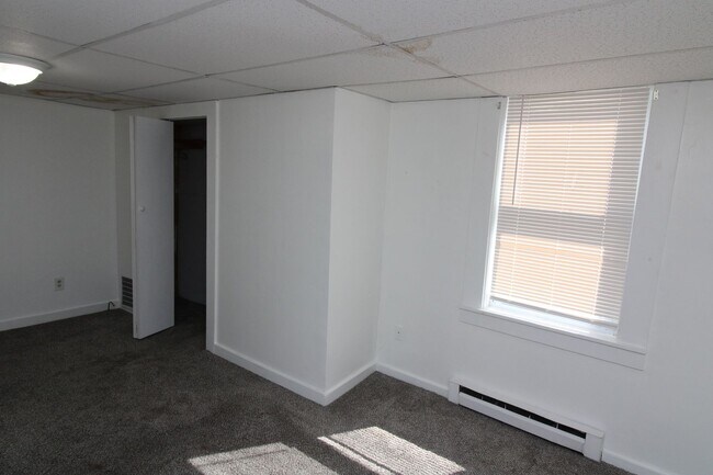 Building Photo - 546 Main St