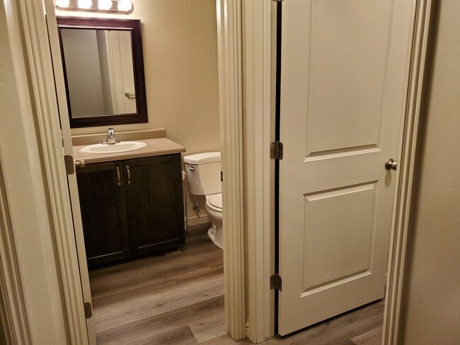 Building Photo - 1000 Bluff View Dr