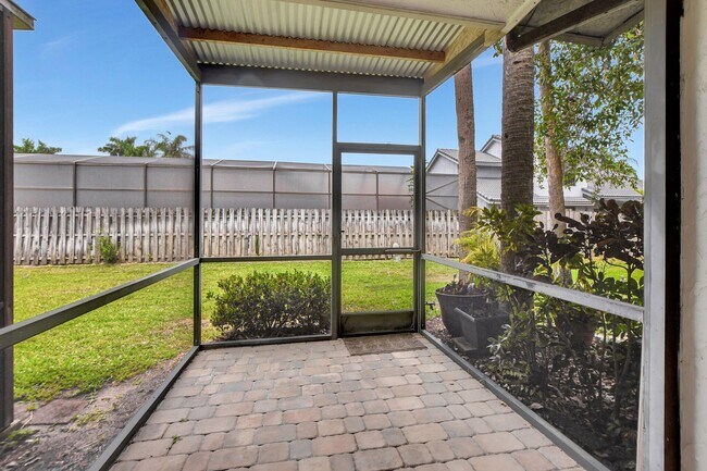 Building Photo - 6732 Canary Palm Cir