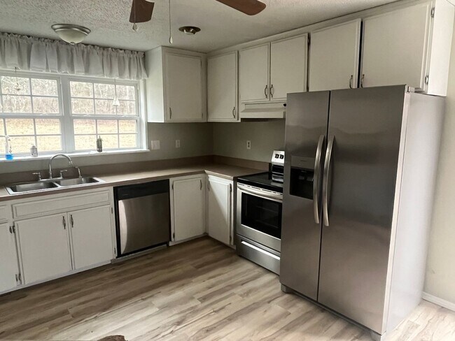 Building Photo - Come take a look at this 3-bedroom 2-bath home in Dover.