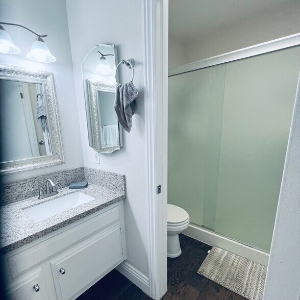 Primary bath off bedroom - 1304 Stonewood Ct