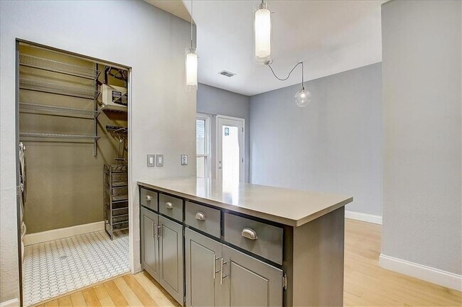 Building Photo - 1307 Kinney Ave