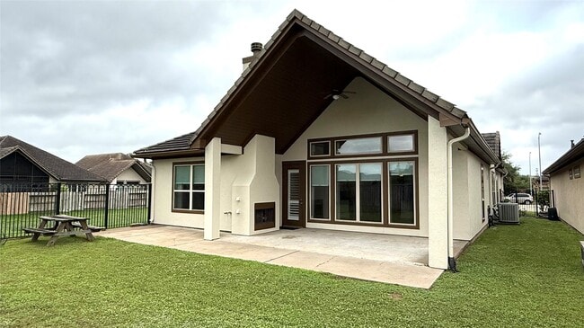 Building Photo - 4802 Fairford Dr
