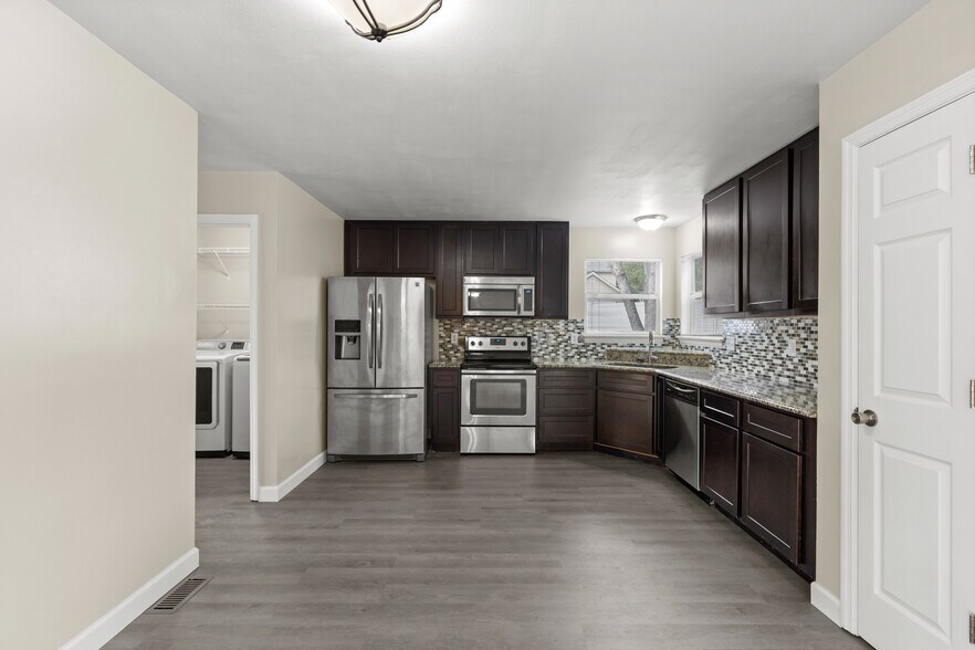 Building Photo - 245 Westridge Parc Ln