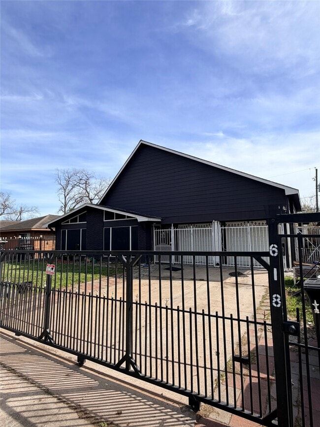 Building Photo - 618 Sulphur St