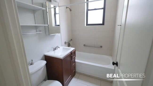 Building Photo - 1 bedroom in CHICAGO IL 60613