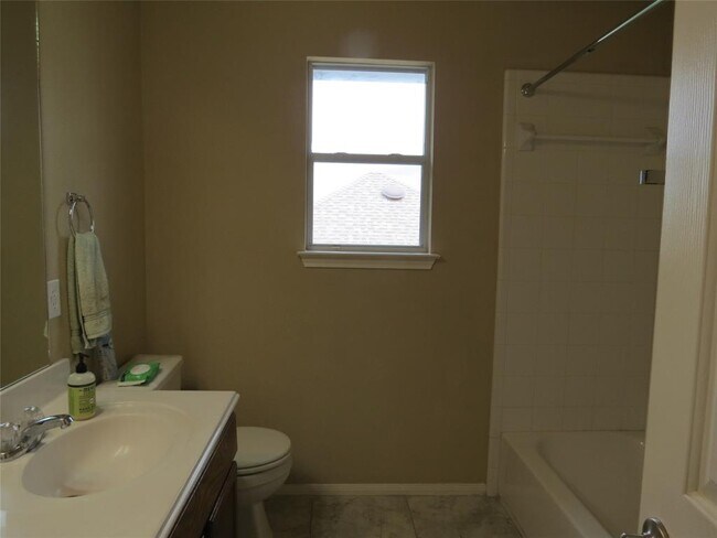 Building Photo - 402 Las Colinas Dr