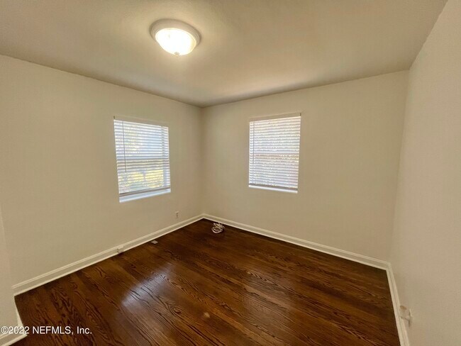 Building Photo - 2553 Myra St