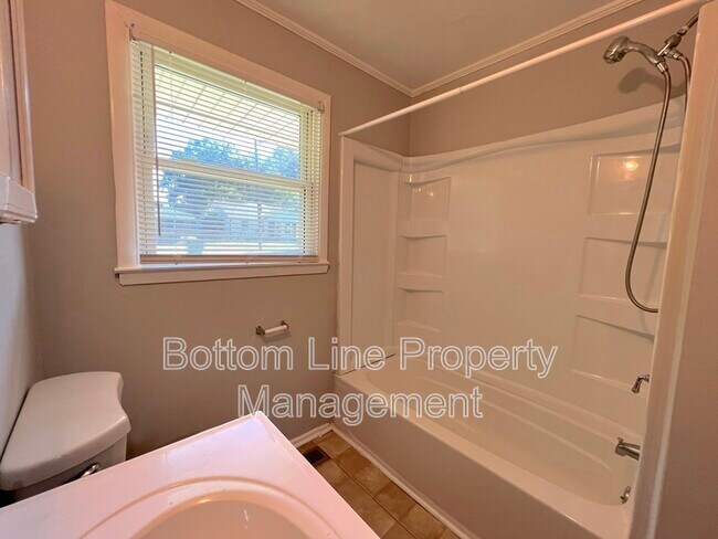 Building Photo - 1529 Newcastle St