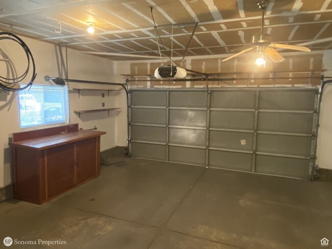 Building Photo - 3bd/2ba Single-Level Home - Close to Downt...