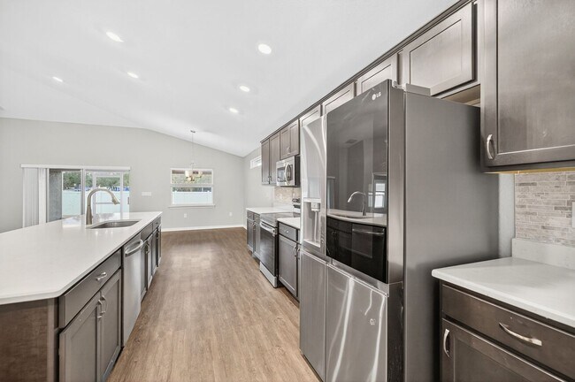 Building Photo - New Spacious 4 Bed - W/Amenities!