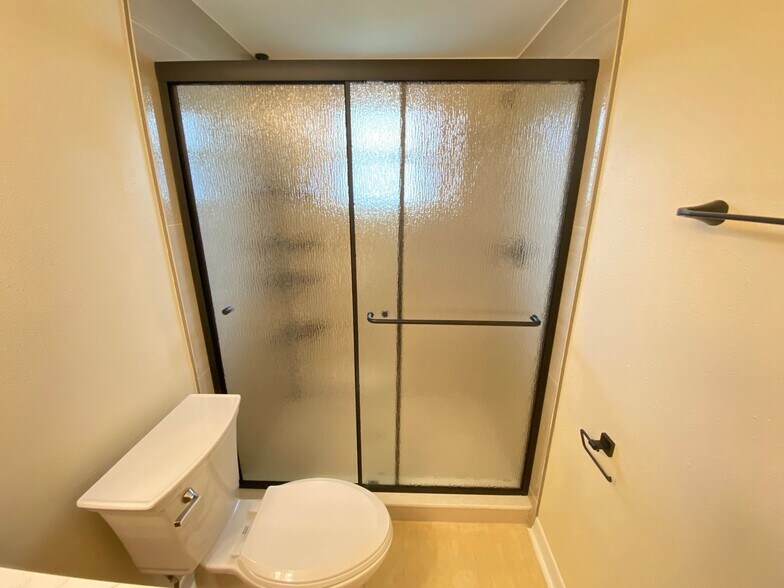 Building Photo - Wow! 2 bedroom, 2.5 bath, two story townho...