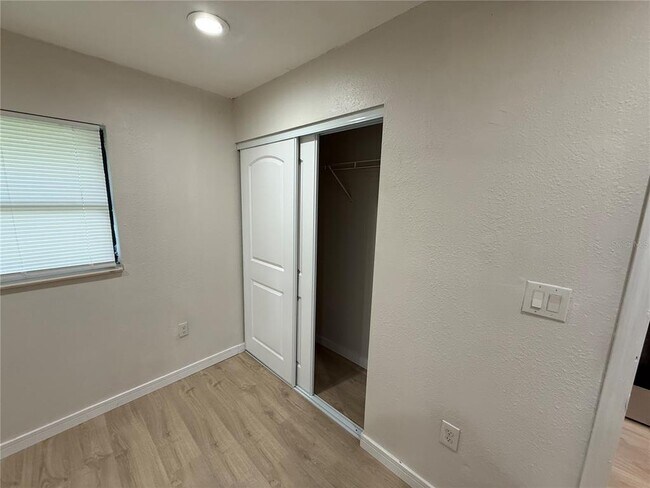 Building Photo - 10022 N Lantana Ave
