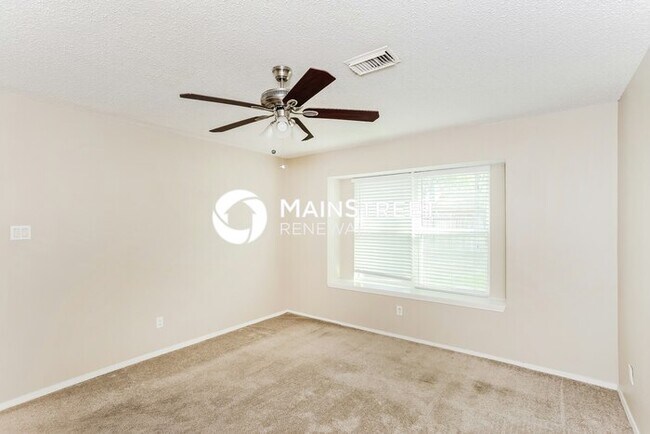 Building Photo - 3 Bedroom Pet-Friendly Home in Arlington, TX with Main Street Renewal