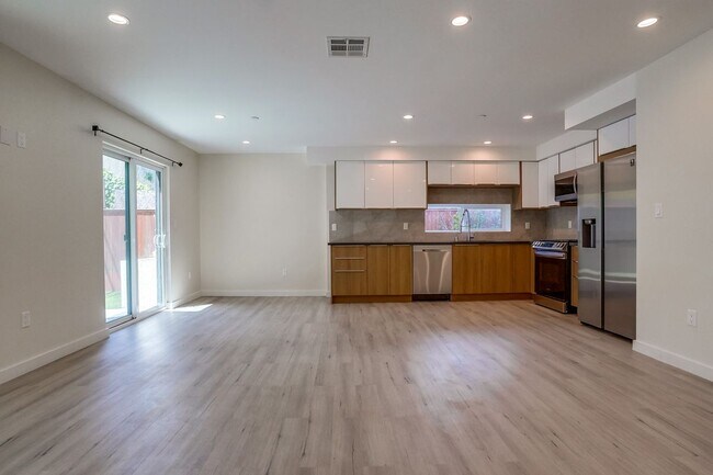 Building Photo - 4636 Lomita St