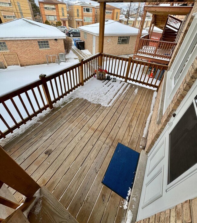 Building Photo - 6038 W Peterson Ave