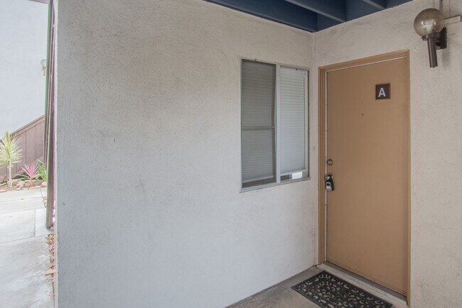 Building Photo - 1 Bedroom 1 Bathroom Townhouse Available For Rent In Mission Valley!