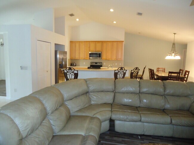 Building Photo - 5824 NW Zenith Dr