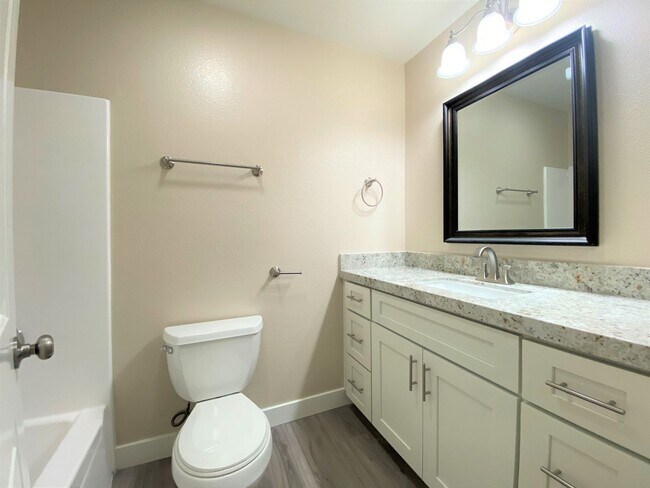 Building Photo - REMODELED Condo in Melrose Park!