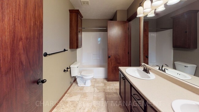 Building Photo - SPACIOUS AND AMENITY FILLED 3 BD, 2.5 BA T...