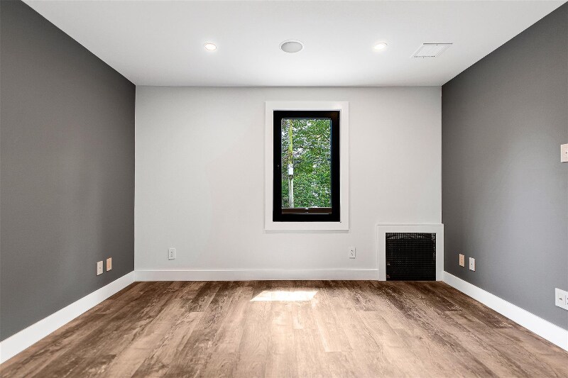 Building Photo - 71-31 Loubet St