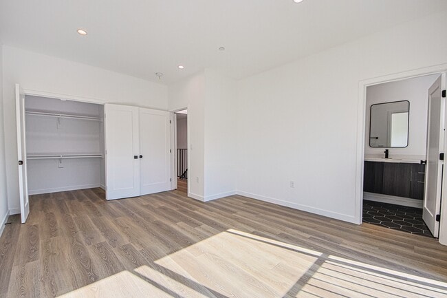 Building Photo - 5235 Satsuma Ave