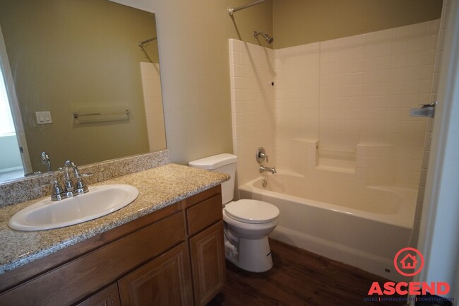 Building Photo - Cutest Condo  in Downtown Bakersfield!