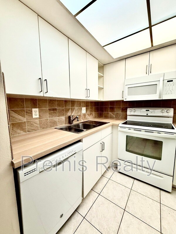 Building Photo - 2699 Seville Blvd